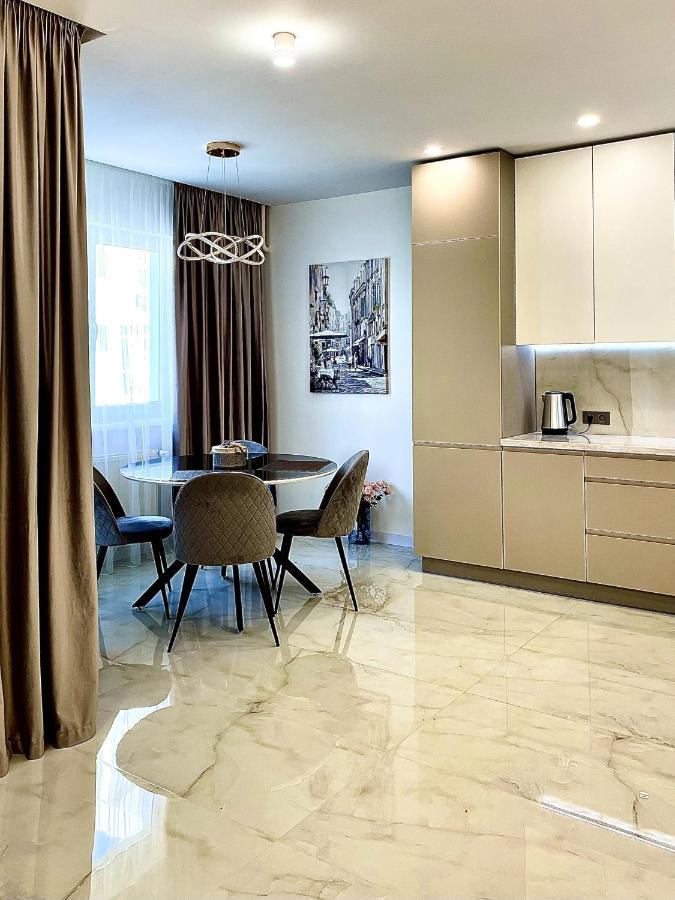Жк Great Britain Apartment リヴィウ エクステリア 写真